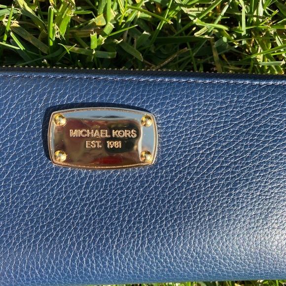 Authentic Michael Kors purse with wallet - Picture 5 of 13